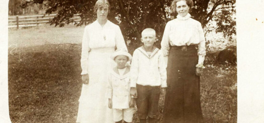 Betty och hennes tre barn Helga, Janne och Gerhard.