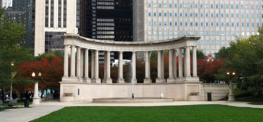Prudential Building, en känd Chicagobyggnad som ligger ett stenkast från The Millennium Park. Endast en gata skiljer till legendariska Grant Park, där Obama accepterade segern  i november 2008 inför en miljonpublik i parken och hela USA. 